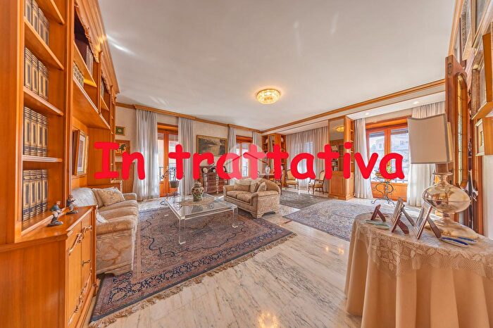 Appartamento con 5 locali in vendita in Via Rattazzi, Roma