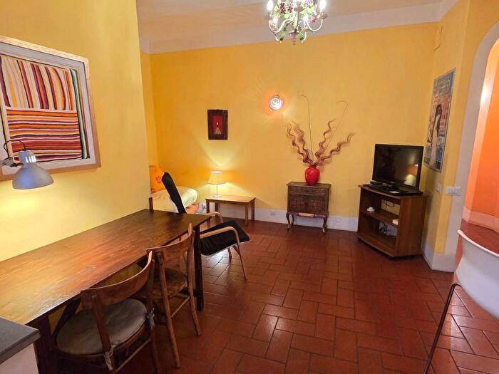 Appartamento trilocale in affitto in Via del Porcellana, Santa Maria Novella, Firenze