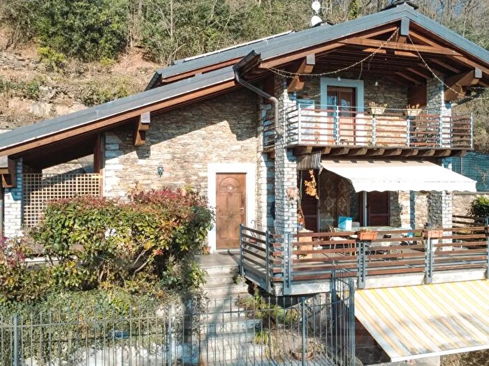 Casa con 7 locali in vendita in Via a Marchionini N, Cossogno