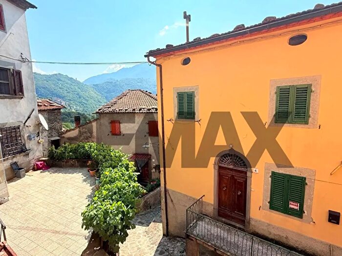 Casa con 9 locali in vendita in Bagni Di Lucca