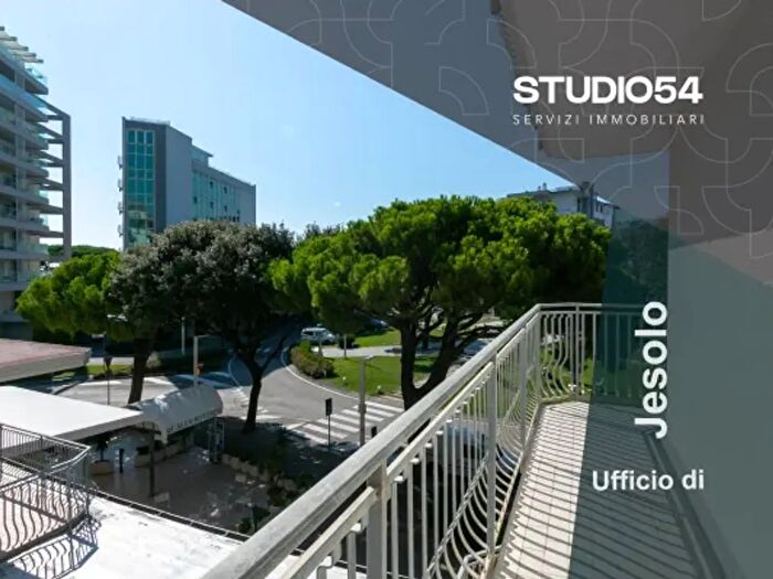 Appartamento trilocale in vendita in Piazza Tommaso Nember, Jesolo