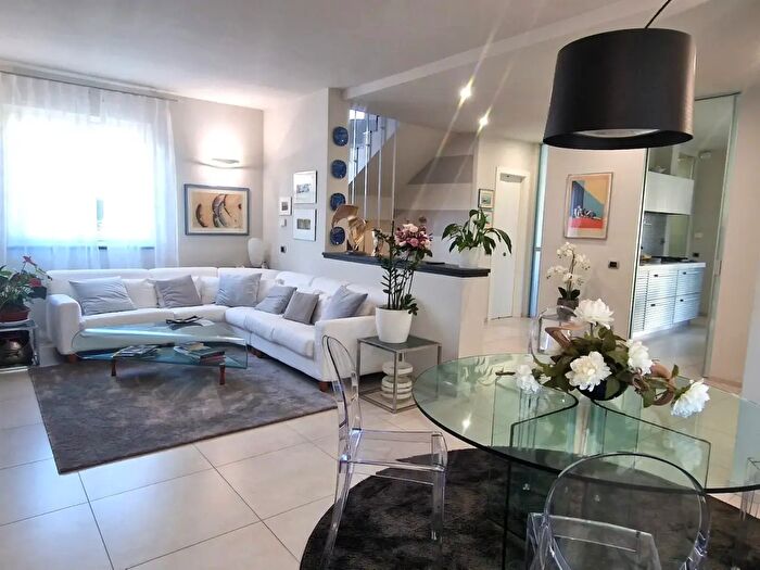 Casa con 8 locali in vendita in Sarzana