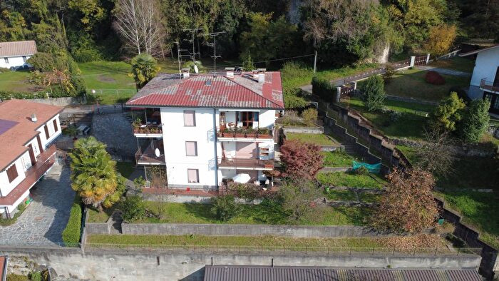 Casa con 7 locali in vendita in Via Francesco Medoni, Arona