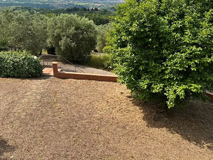 Casa con 6 locali in vendita in Capraia E Limite