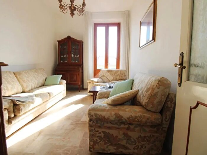 Appartamento con 5 locali in vendita in Via Santorre di Santarosa, Prato