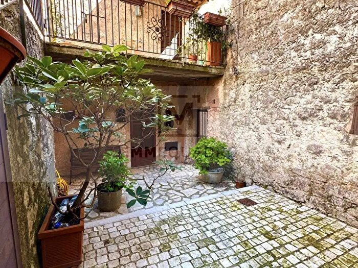 Appartamento trilocale in vendita in Corso Garibaldi, Lenola