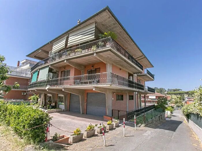 Appartamento trilocale in vendita in Via Fosso del Poggio, Roma