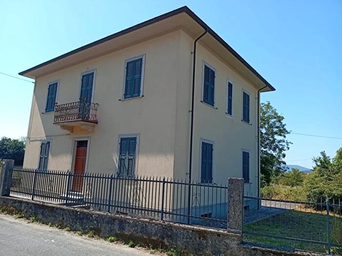 Casa con 9 locali in vendita in Villafranca In Lunigiana