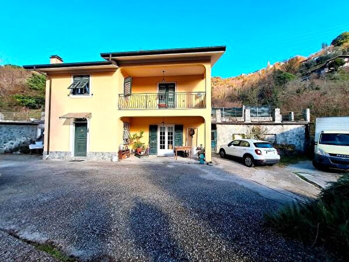 Casa con 6 locali in vendita in Moconesi