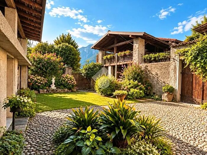 Appartamento con 6 locali in vendita in Via Ventitre Marzo, Artogne
