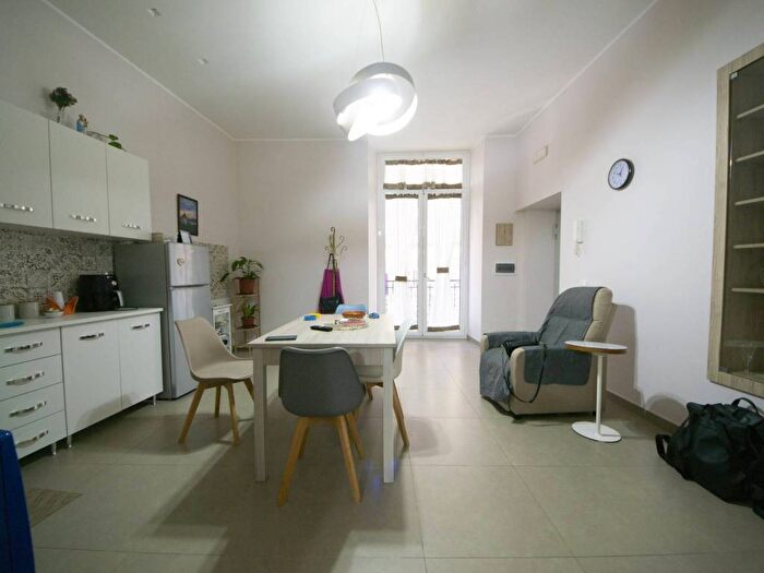 Appartamento trilocale in affitto in Via Fiammetta, Tribunali, Napoli