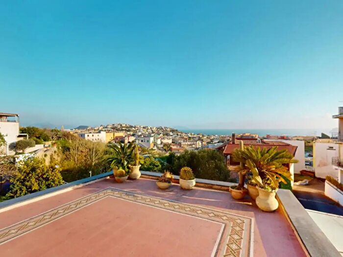 Appartamento quadrilocale in vendita in Via Filomarino, Monte Di Procida