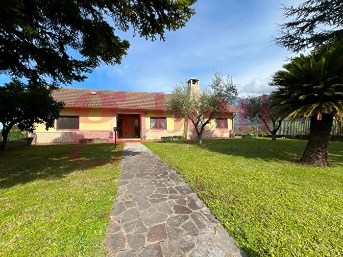 Casa con 7 locali in vendita in Via Cortesano Snc, Faicchio