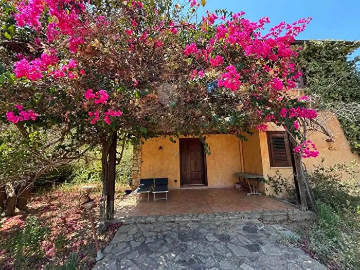 Casa trilocale in vendita in Campofelice Di Roccella