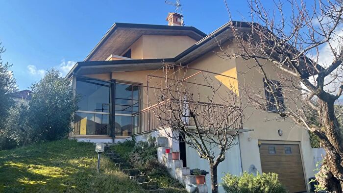 Casa con 7 locali in vendita in Salo