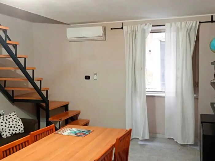 Appartamento trilocale in affitto in Via del Priorato, Napoli