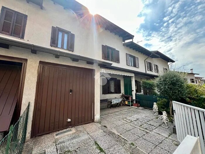 Casa quadrilocale in vendita in Contrada Mulini, Cocquio Trevisago