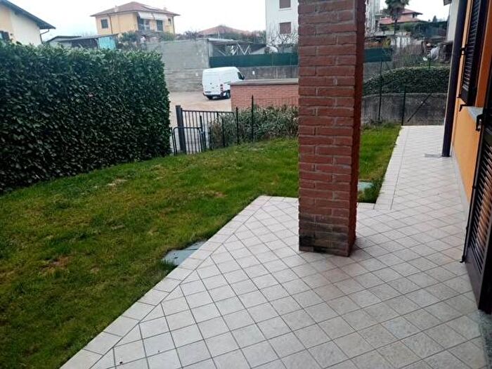 Appartamento trilocale in affitto in Via Edmondo De Amicis, Centro, Mornago