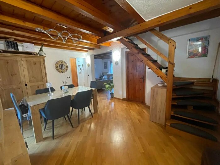 Appartamento con 9 locali in vendita in Frazione Derby, La Salle