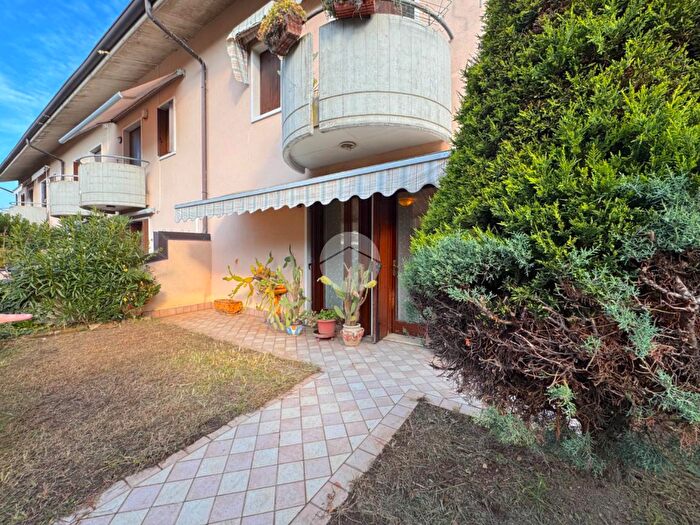 Casa con 5 locali in vendita in Via degli Alpini, Castel DAzzano