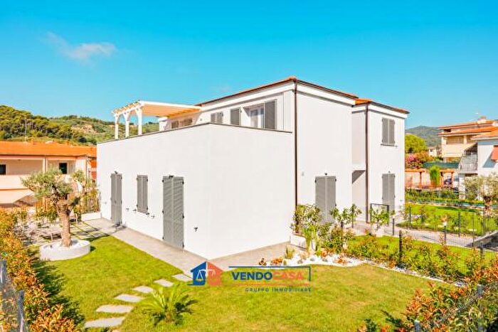 Appartamento bilocale in vendita in Via Diano Castello, Diano Castello