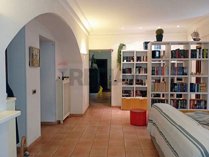 Appartamento quadrilocale in vendita in Via Santa Teresa degli Scalzi, Napoli