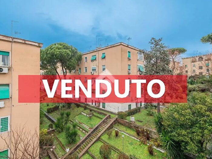 Appartamento bilocale in vendita in Via Capraia, Roma