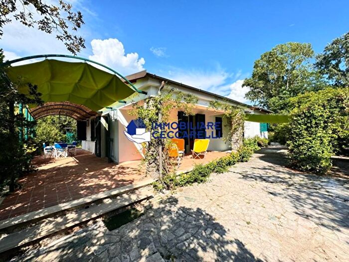 Casa con 6 locali in affitto in Via dei Fichi, Ronchi Poveromo, Massa