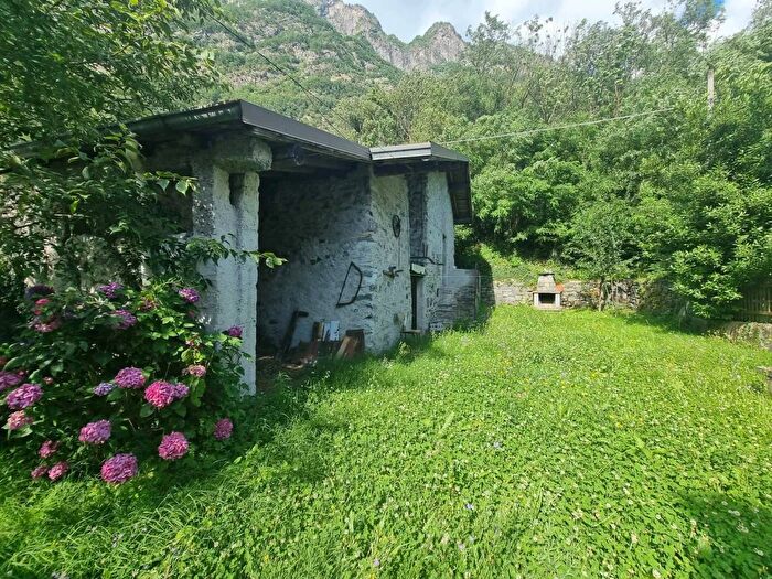 Casa in vendita in Via Nazionale Samolaco, Samolaco