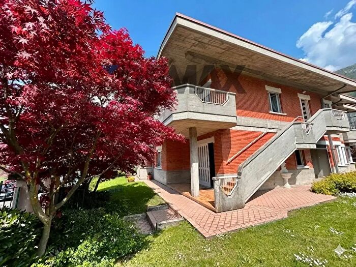 Casa con 6 locali in vendita in Pisogne