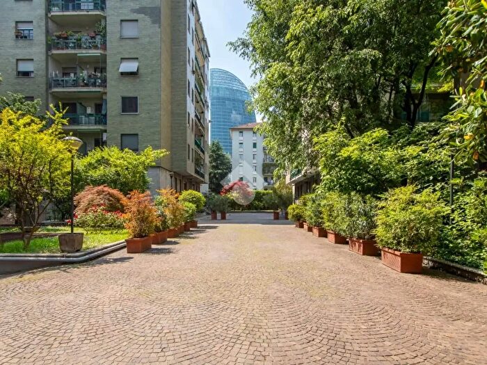 Appartamento con 5 locali in vendita in Via Giovanni da Procida, Milano