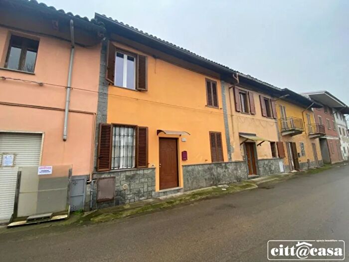 Casa con 6 locali in vendita in Lamporo