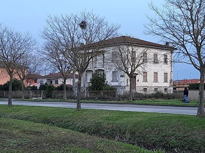 Casa con 15 locali in vendita in Pontedera