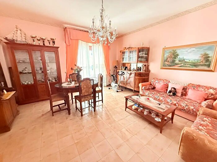 Appartamento trilocale in vendita in Via Alcibiade, Siracusa