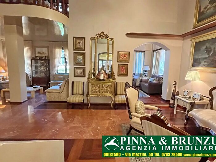 Casa con 12 locali in vendita in Via Messina, Oristano