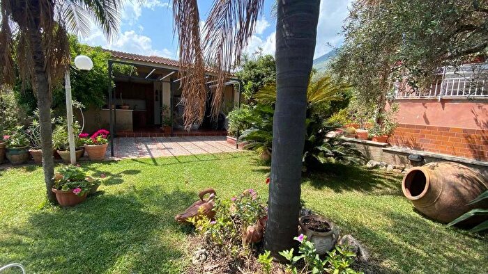 Casa con 6 locali in vendita in Via Strada Statale Ovest Carini Palermo, Carini