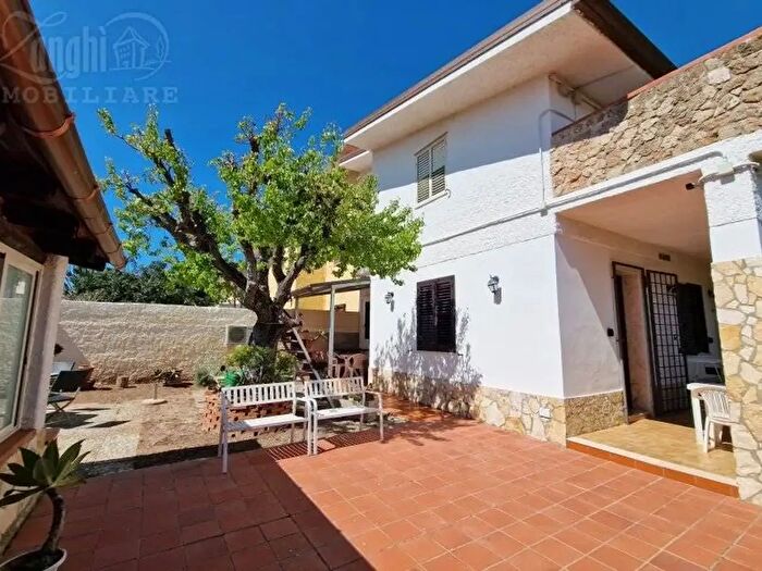 Casa con 7 locali in vendita in Siracusa