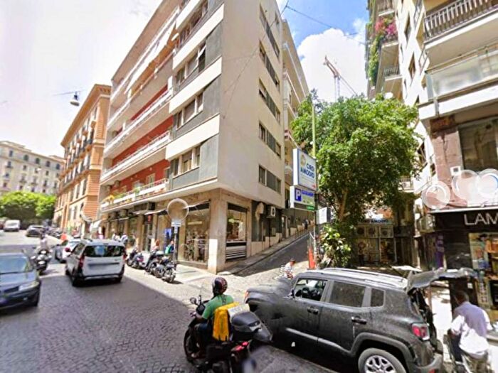 Appartamento trilocale in affitto in via VITTORIA COLONNA, Chiaia, Napoli