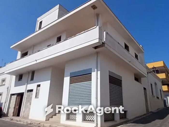 Appartamento con 6 locali in vendita in Via Magenta Angolo Via Milano Casarano Le Italia, Casarano