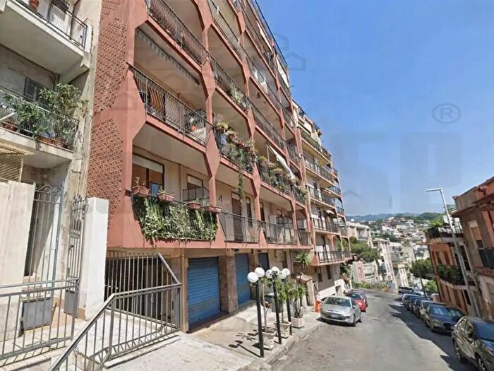 Appartamento trilocale in vendita in Via Grattoni, Messina