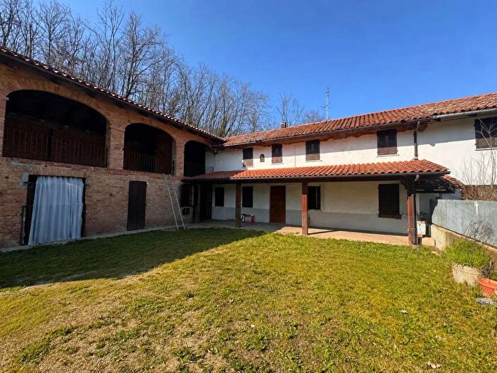 Casa con 9 locali in vendita in Asti