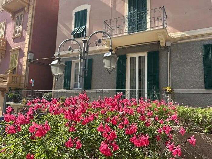 Appartamento con 5 locali in vendita in Viale Hanbury, Alassio