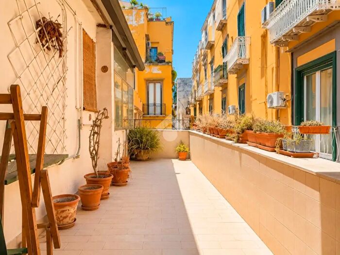 Appartamento quadrilocale in vendita in Via Sapienza, Napoli