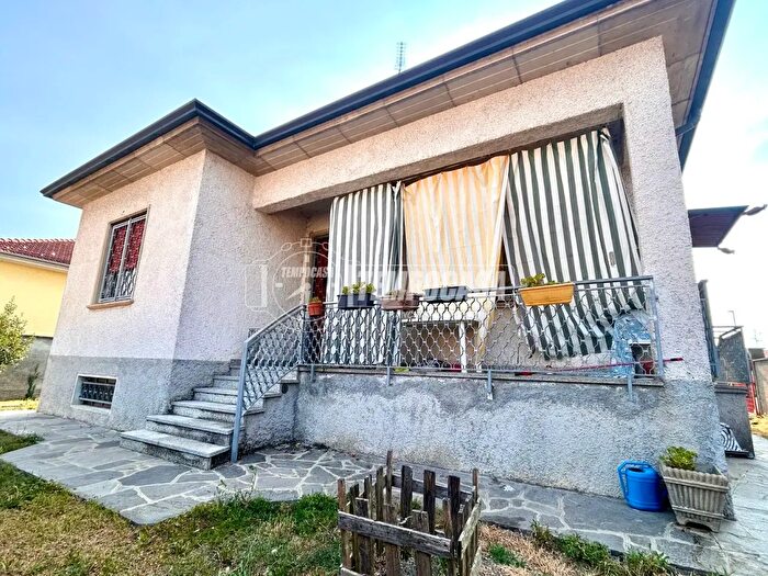 Casa quadrilocale in vendita in Via Cadorna, Buscate