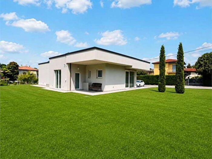 Casa con 6 locali in vendita in Giacomo Leopardi, Centro, Ispra