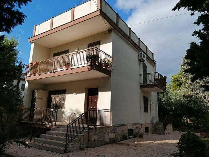 Casa con 5 locali in vendita in Bari