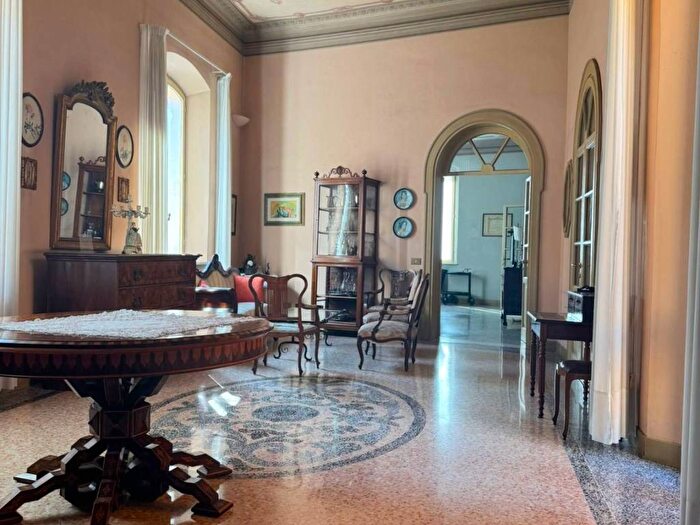 Appartamento quadrilocale in affitto in Corso Canalchiaro, Centro Storico, Modena