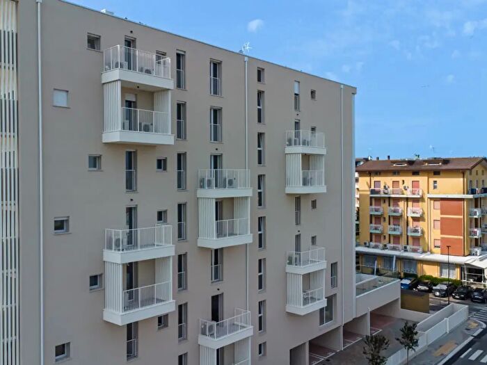 Appartamento trilocale in vendita in Via Olanda, Jesolo
