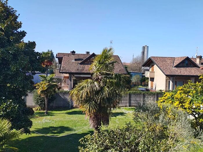 Appartamento trilocale in vendita in Via Hermada, Desio