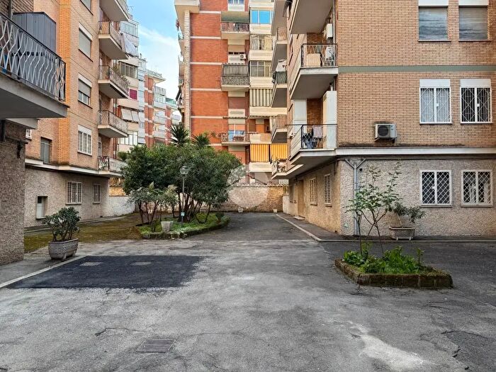Appartamento bilocale in vendita in Via Raffaele Calzini, Roma